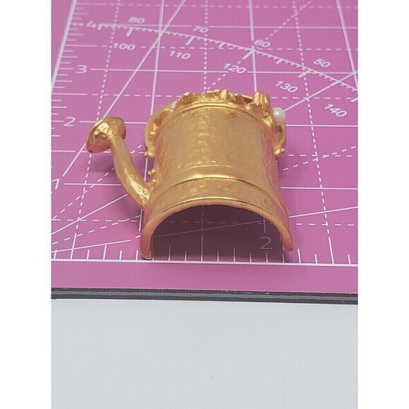 VINTAGE NOVELTY BROOCH WATERING CAN FLOWERS FAUX PEARLS HAMMERED MATTE GOLD - Picture 11 of 11